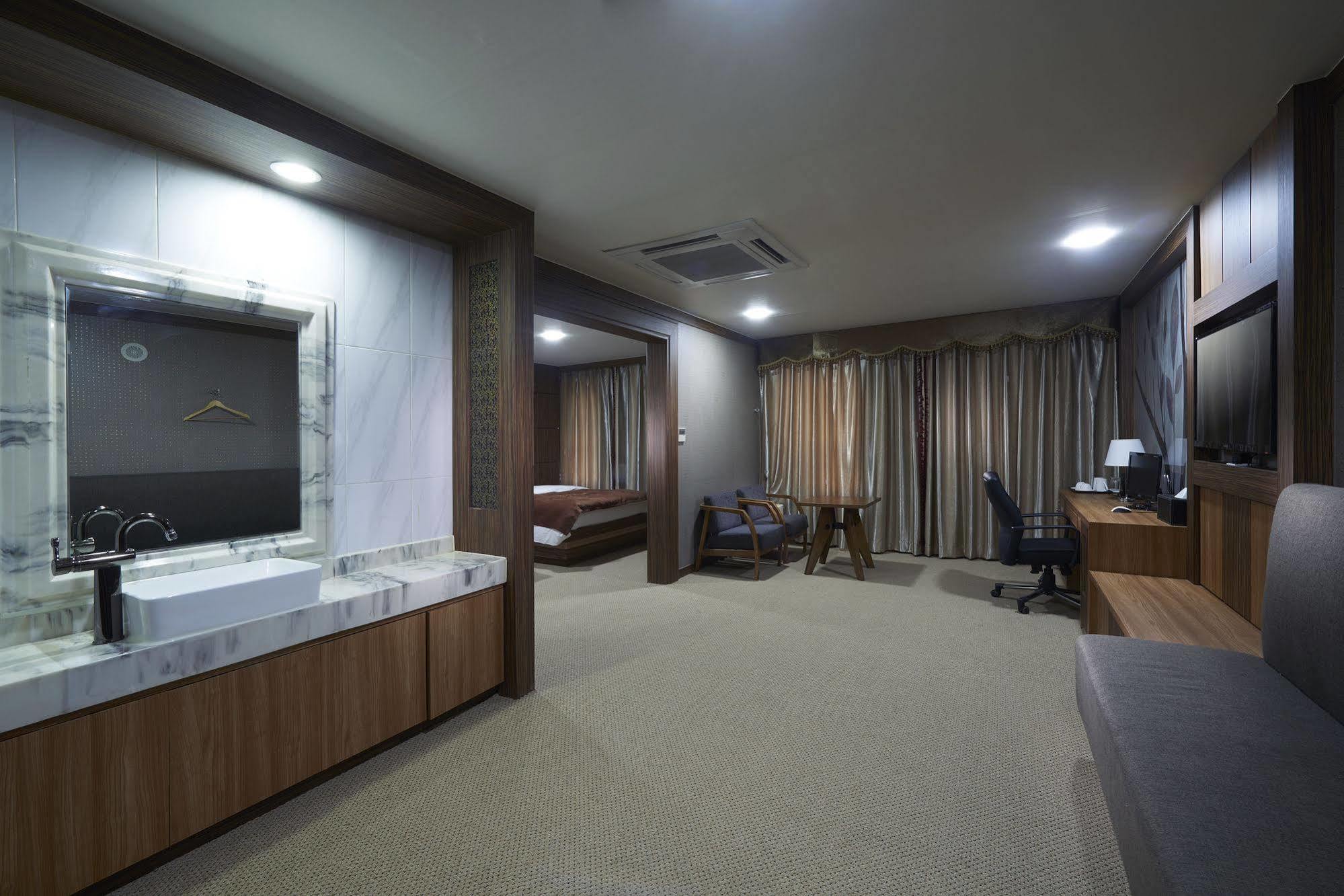 Benikea Premier Hotel Siheung Exterior foto